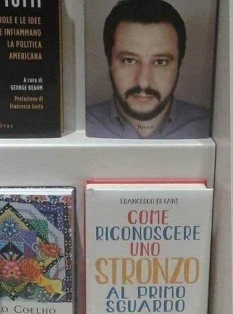 Il mio libraio sà come disporre i libri😂😂😂😂😂😂