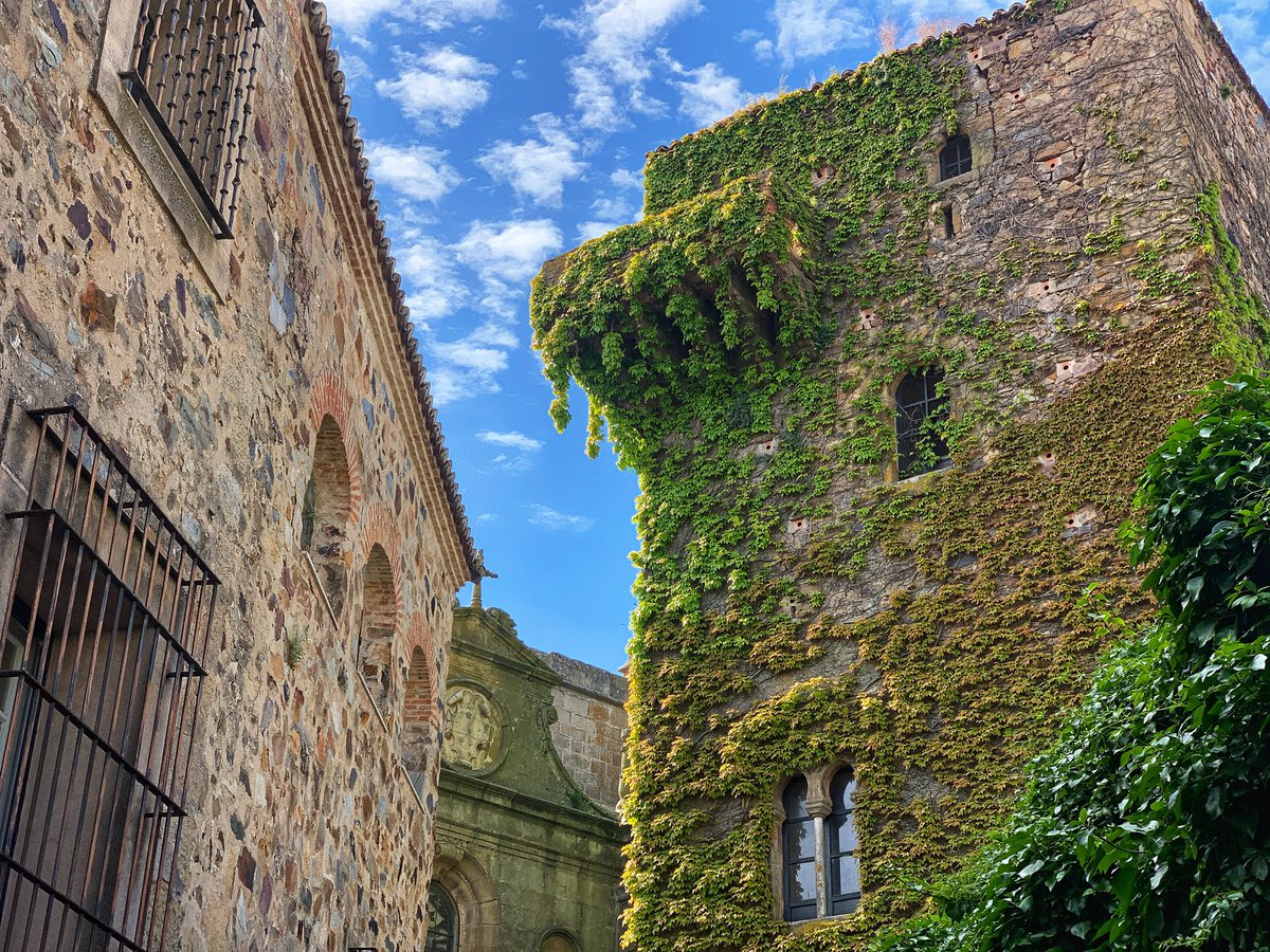 Cáceres fue declarada Monumento Nacional en 1949, Tercer Conjunto Monumental de Europa en 1968 y Ciudad Patrimonio de la Humanidad por la UNESCO en 1986. Lógico y normal. #diariodeandar #Cáceres #Extremadura #patrimoniodelahumanidad @SpainTravelB