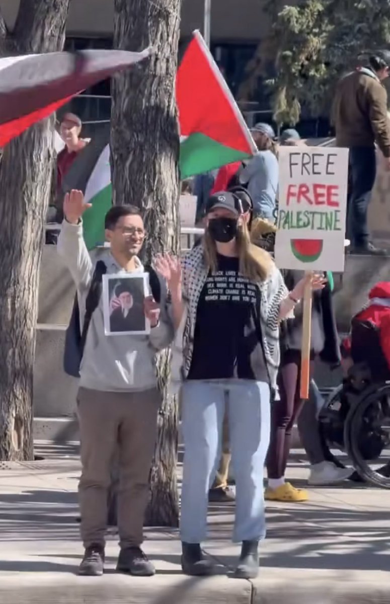 'Free Palestine' bedeutet implizit die Vernichtung Israels und ist dementsprechend das 'Heil Hitler!' der Neuzeit! Dass dem wirklich so ist, zeigt auch dieser Demonstrant mit dem entsprechenden 'Gruss'.