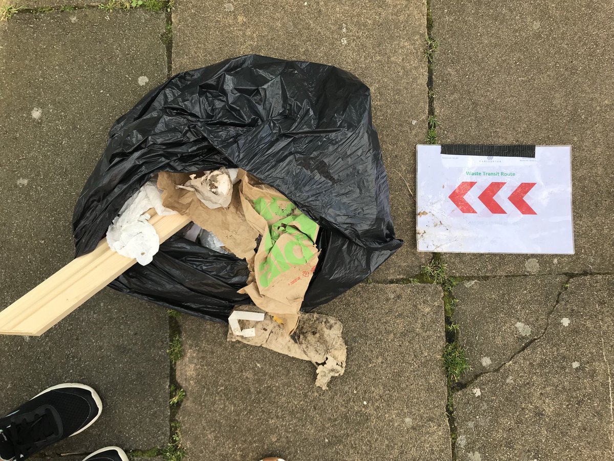 Our @ReayPrimary eco warriors found enough pampering things to set up a small spa on today’s #litterpick 🤪 What’s the weirdest litter you’ve ever spotted?! #litter #ecoschool @lambeth_council