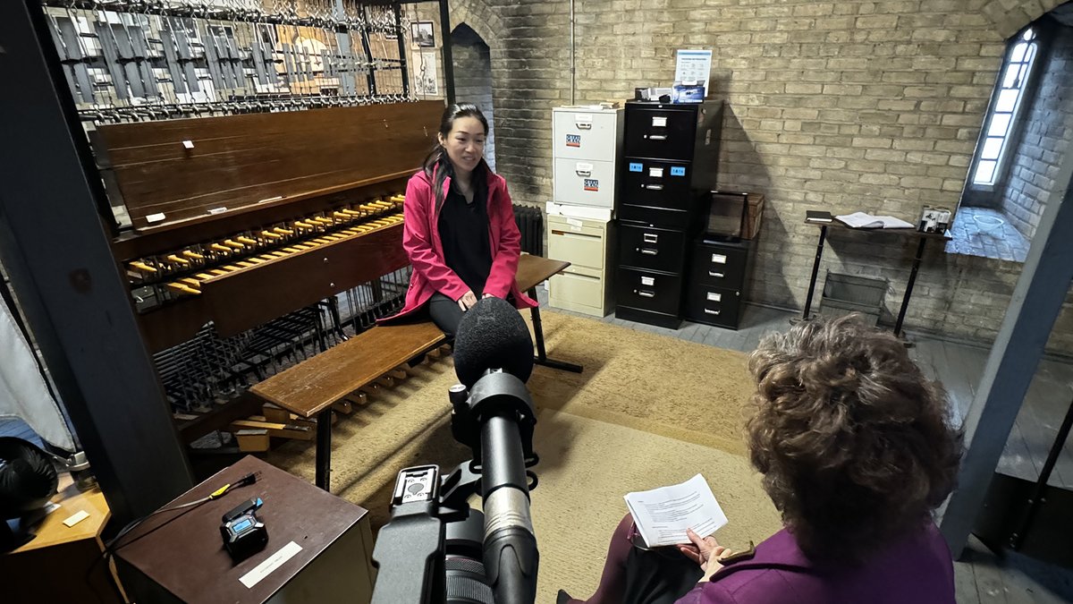 Naoko Tsujita provides a rare glimpse into the world of the carillon – the bronze bells in Soldiers’ Tower tuned to be sounded together, harmoniously, on a keyboard. These bells infuse the #UofT graduation ceremony with meaning and majesty. bit.ly/3UTZeHJ