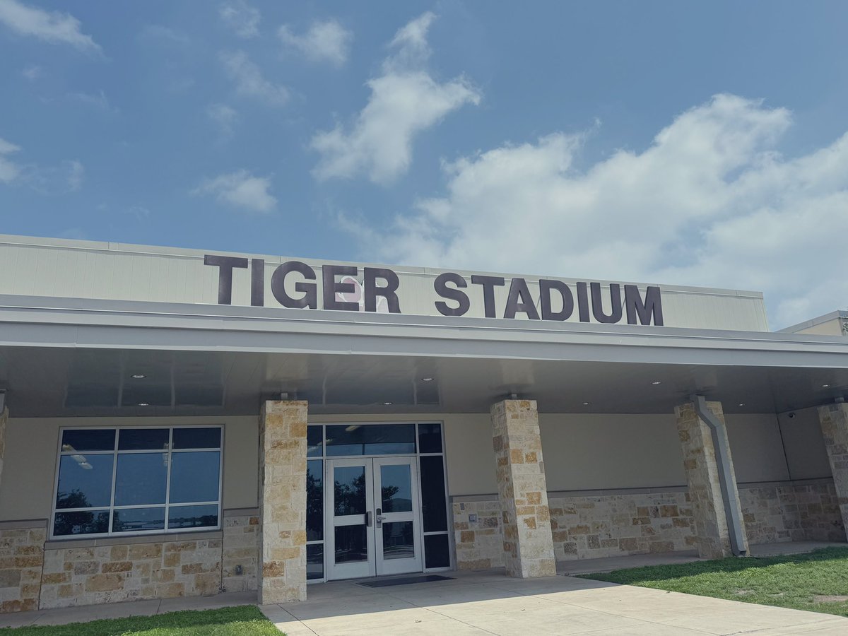 Appreciate you taking the time to talk today! Thank you @CoachGZimmerman 
 @DripFB 

TIGERS---> BULLDOGS 

#TooLiveU | #PupsUp