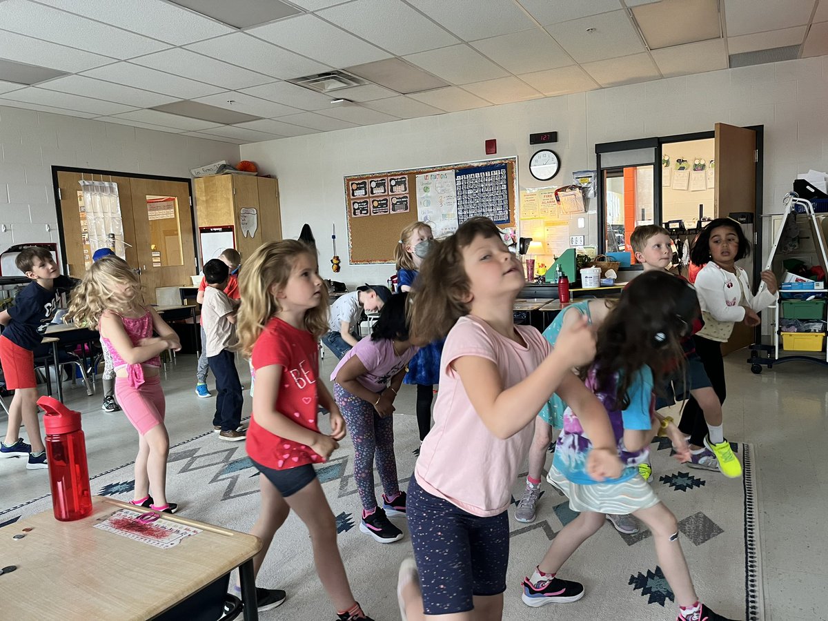 MmeBishopFI's tweet photo. Action shots 😂 these dancers are ready to perform at Celebration of Dance on Tuesday morning! 👯‍♀️ @EcoleMaple_LDSB https://t.co/Kr2bxWF6gK