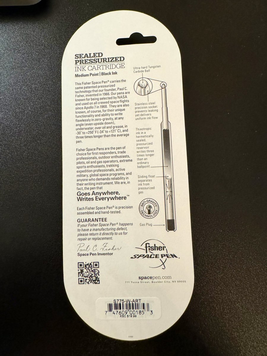 In de Kennedy Space Center shop deze Space Pen gekocht. Met deze pen (momenteel nog steeds gebruikt door NASA astronauten) kun je o.a. onder water schrijven. Dat heb ik maar niet geprobeerd. Vraag mij nu af of je ook met een BIC of 123 Inkt pen in ‘zero gravity’ kunt schrijven?