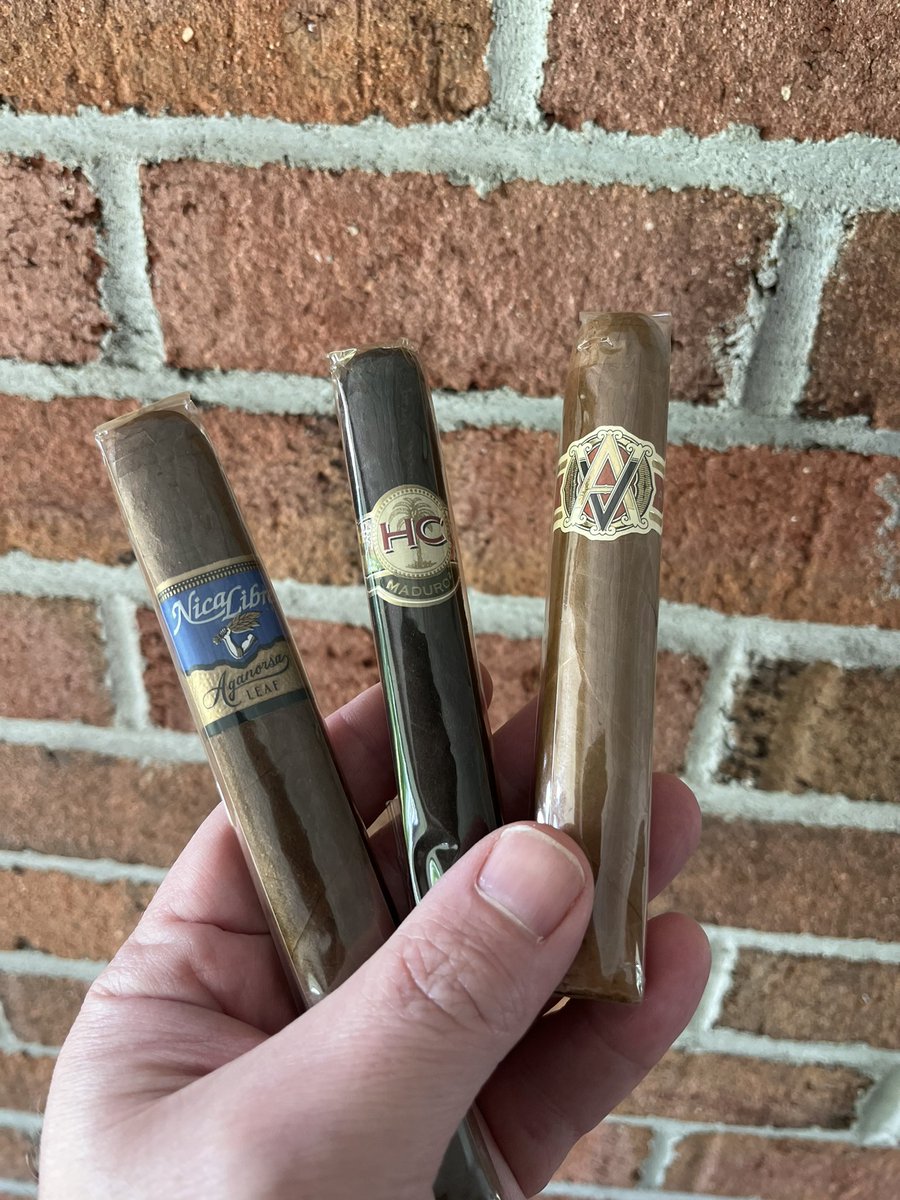 Which one for my afternoon work planning session?🤔🤔🤔
#cigar #botl #sotl #cigarlife