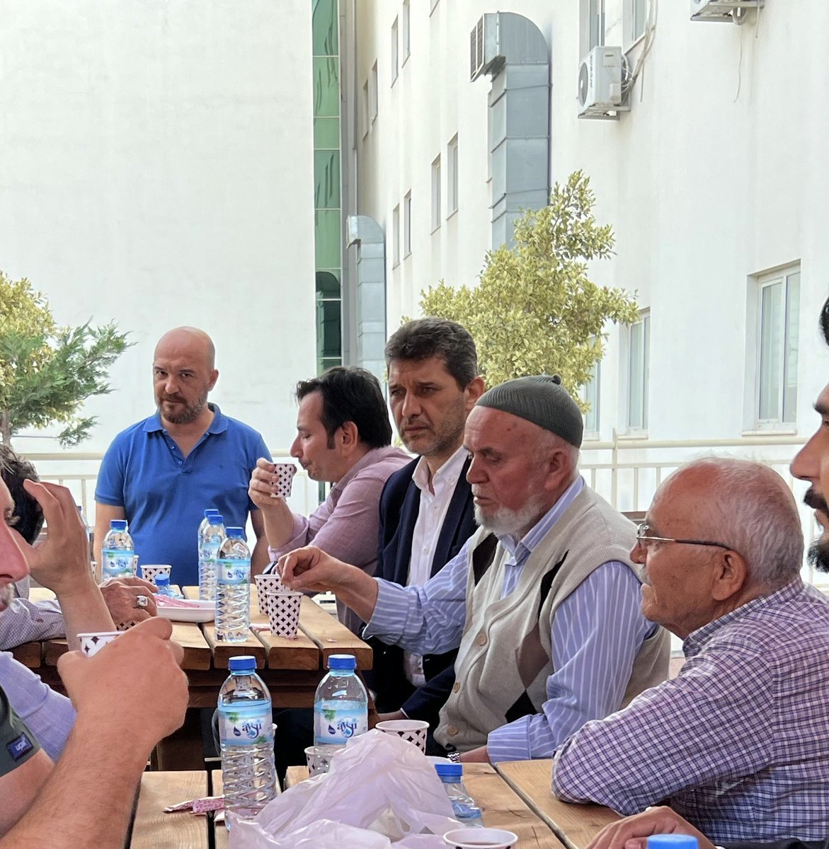 Birlik Vakfı Başkanımız, kardeşim Bekir Asri’nin bypass ameliyatı öncesi hastanede babası ve ailesini ziyaret ettik. Rabbim şifalar versin inşallah.