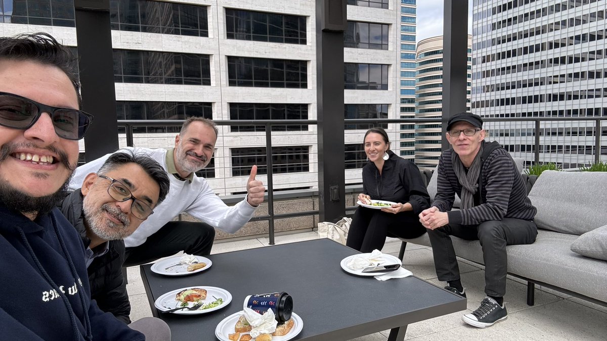 Los mejor de SND siempre es la gente. Sesión de almuerzo con <a href="/emilioamade/">Emilio Amade Castro</a> de El Mundo, España. <a href="/fg_baptista/">Fernando Baptista</a> de NatGeo, USA. <a href="/vivi_pazos/">Rebecca Pazos</a> del Strait Times, Singapur y <a href="/mduhalde96/">Marcelo Duhalde</a> del South China Morning Post, Hong Kong. Cómo más podría reunirme con esta gente si no es por #SND45 🙂