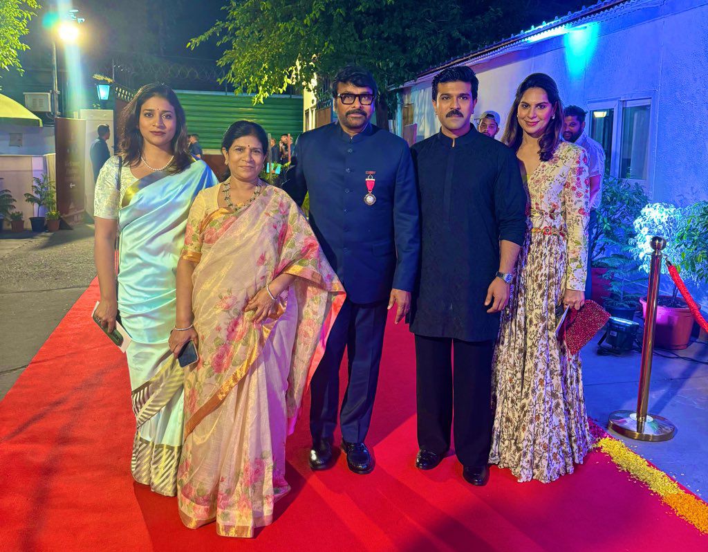 Megastar @KChiruTweets garu and his family attended the dinner hosted by the Union Home Minister for Padma Vibhushan recipients. #PadmaVibhushanChiranjeevi #Chiranjeevi #RamCharan #Surekha #UpasanaKonidela #MegastarChiranjeevi