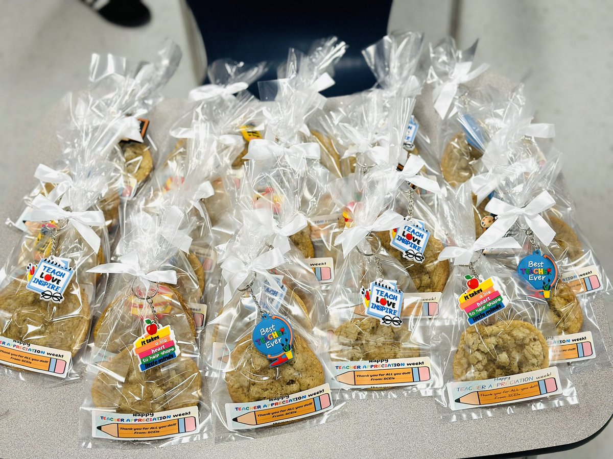 A little treat for our fantAZTEC teachers, who are oh so sweet! 😋🍪✏️📚💞

THANK YOU Aztec Empire for all that you do for our scholars. We would crumble without you 🥰🥰🥰 #OneEmpire #TeamSISD <a href="/EDAztecs_HS/">Venessa Betancourt</a>