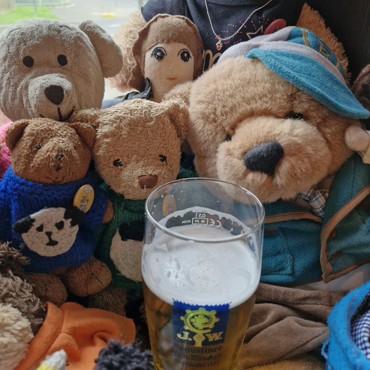 I went out for a beer in Cologne and would you believe it, that young Wrigglesworth cub showed up! If he continues trying to drink my beer I may have to call @Emergency_Teds 🤣 🐾 🇩🇪 🍻 #smallbearsneedbeer