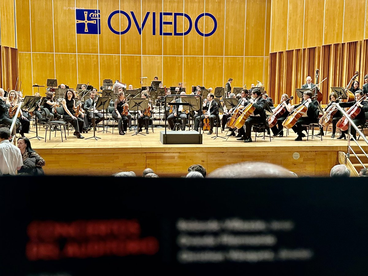 En @AuditorioOVD muy lleno, #ConciertosdelAuditorio 
Recital de @RolandoVillazon 
@OFIL_Orquesta 
@CVasquezU director 

@culturaoviedo @CosmeMarina @DavidAlvarez_