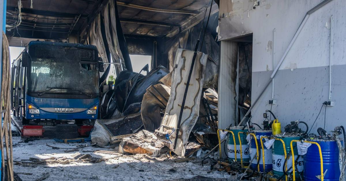 Gestern hat es bei einem Busunternehmen in Bitburg gebrannt - über 100 Feuerwehrkräfte waren im Einsatz, vier Menschen wurden verletzt. Wie es einen Tag später vor Ort aussieht. volksfreund.de/region/bitburg…