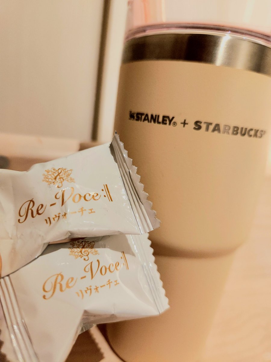 Canarys0313's tweet photo. のどが壊れました。
不覚。

処方されたお薬を飲むも咳は止まらず。
私の声が発せられた瞬間にお茶をこぼす人が続出してカオスになる会議室。

頼みの相棒に切り替えたところ明らかに回数が減って嬉し泣😭

君に出会えて良かった。
I Love リヴォーチェ🍬。
※お水に溶かして飲用もおすすめ！ https://t.co/3XEQeMDQ3E