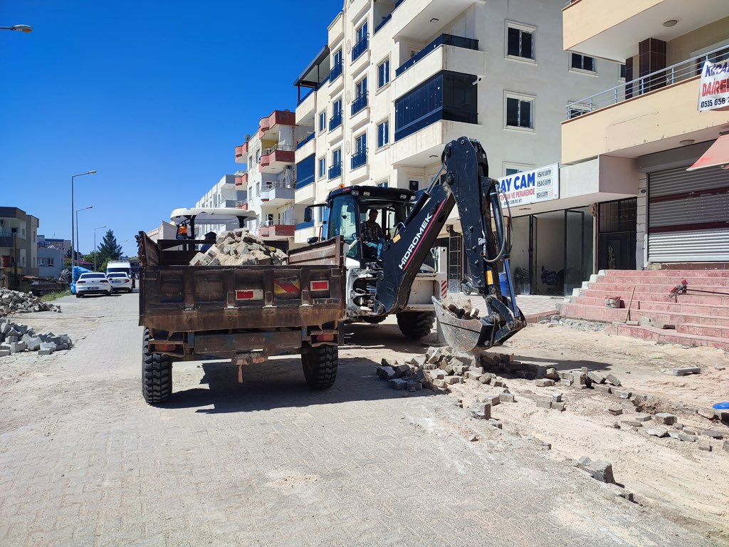 Midyat’ımızın her bir karışı bizler için önemli ve değerlidir. 📍Bahçelievler Mahallesi Ulaşım konforunu arttırmak ve vatandaşlarımıza kaliteli hizmet sunmak için ilçemizin muhtelif yerlerinde kilit parke tadilat çalışmalarımız devam etmektedir. #VeysiŞahin #MidyatBelediyesi