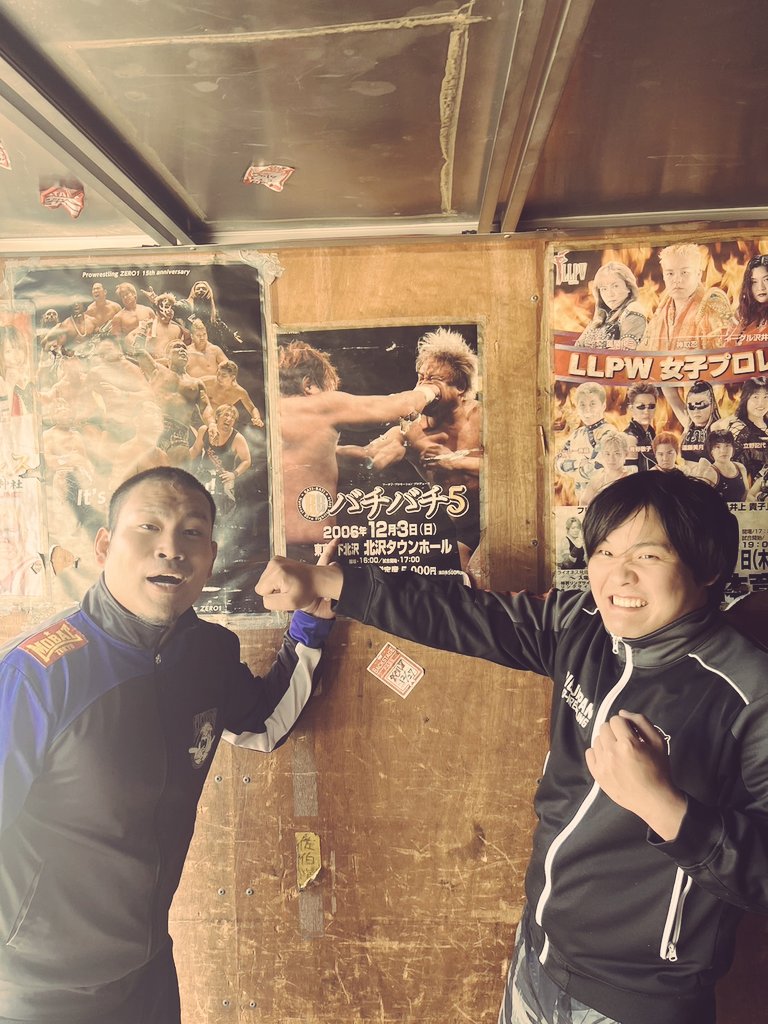 格闘探偵員は現在、西日本ツアーで殴蹴をしております👊

そして今回はパンチさんにお借りしたリングトラックにて衝撃的なポスターを発見👀

我々、これ見て毎日魂を震わせております🔥🔥🔥
#格闘探偵団
#KTdan