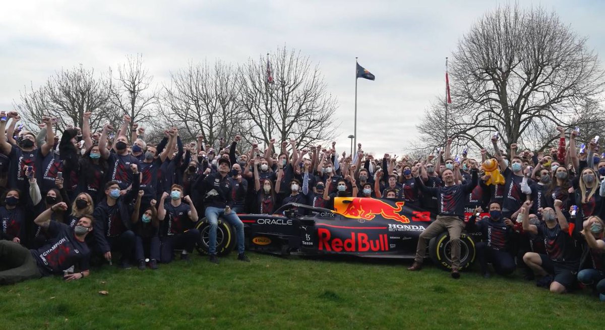 📍Milton Keynes, United Kingdom

2021 Dünya Şampiyonu Max Verstappen, Red Bull Racing fabrikasına dönüyor.