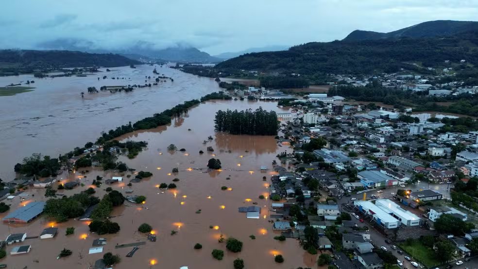 O Papa Francisco doou 100 mil euros, equivalente a R$ 554 mil, para ajudar as vítimas das enchentes do Rio Grande do Sul, afirma Vatican News.