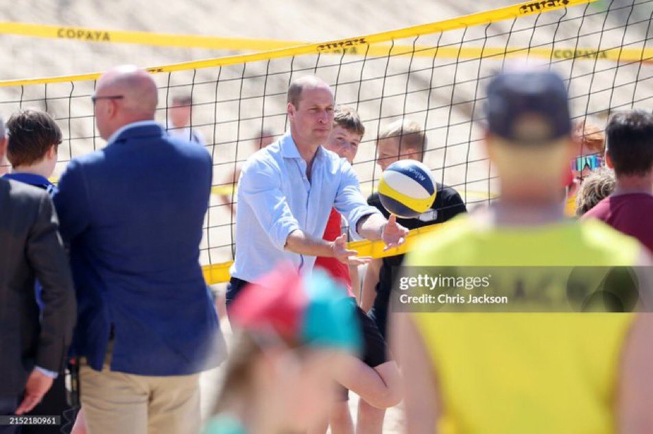 Between signing casts, playing volleyball, and meeting locals, the Duke of Cornwall is at home❤️ And looking mighty delicious🔥🔥#HisRoyalHotness
#PrinceWilliam