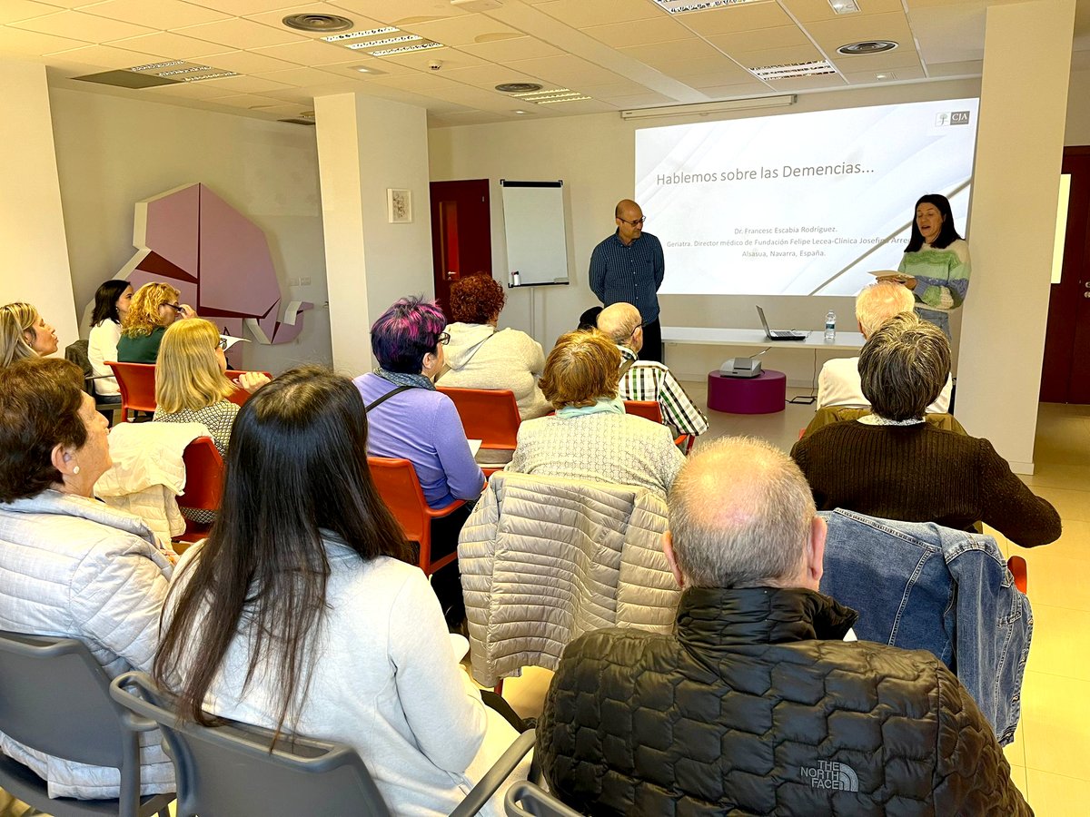 ArreguiClinica's tweet photo. 🗣 Nuestro director médico, Francesc Escabia, ha realizado la primera charla del curso para la Escuela de Familias de #AFARABA, en Vitoria.
👉🏼Ha hablado sobre demencias: definición, tipos, síntomas y tratamiento a representantes de familias de personas mayores con #demencia https://t.co/80SmWZqy7h