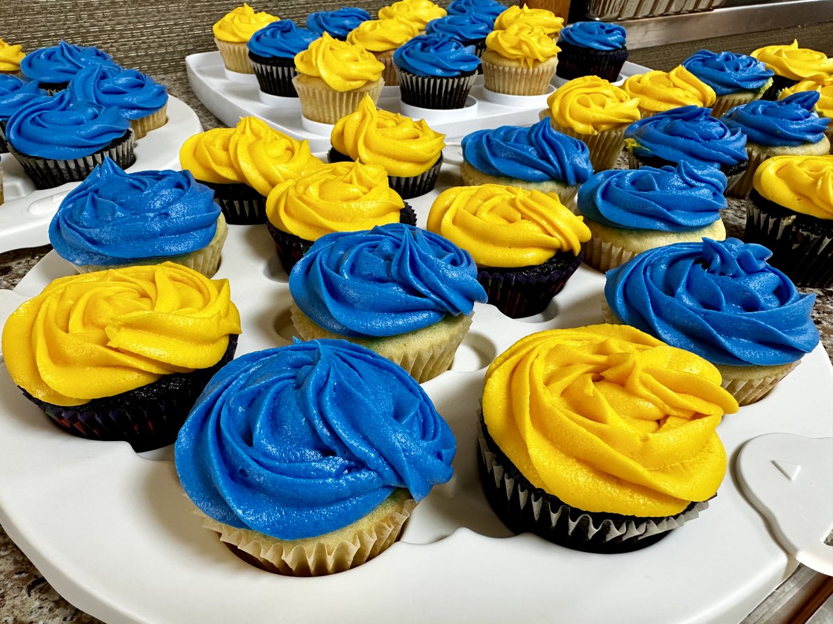 🧁 Also, check out the *59* blue and gold cupcakes that @lpohutsky19 baked to help the Pack celebrate!