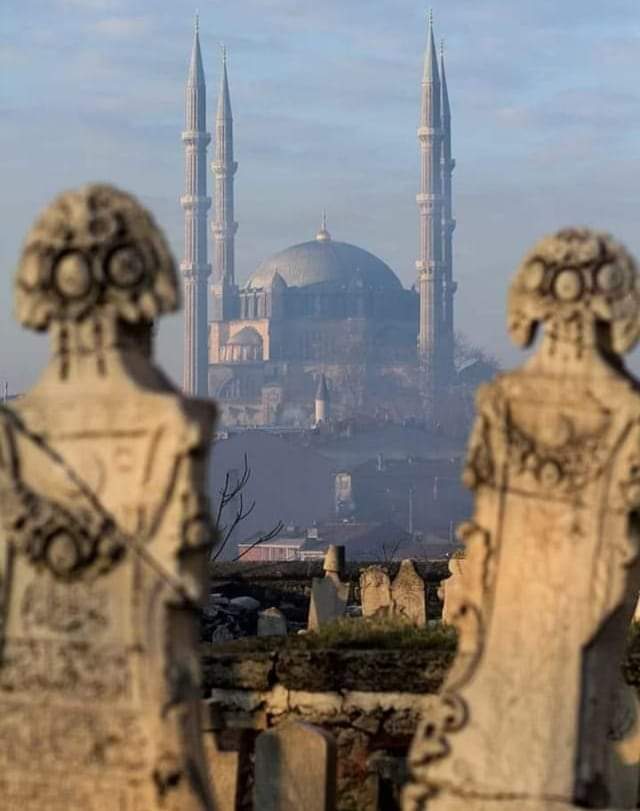 Tarihi mezar taşları arasından mimari şaheser Selimiye Camii