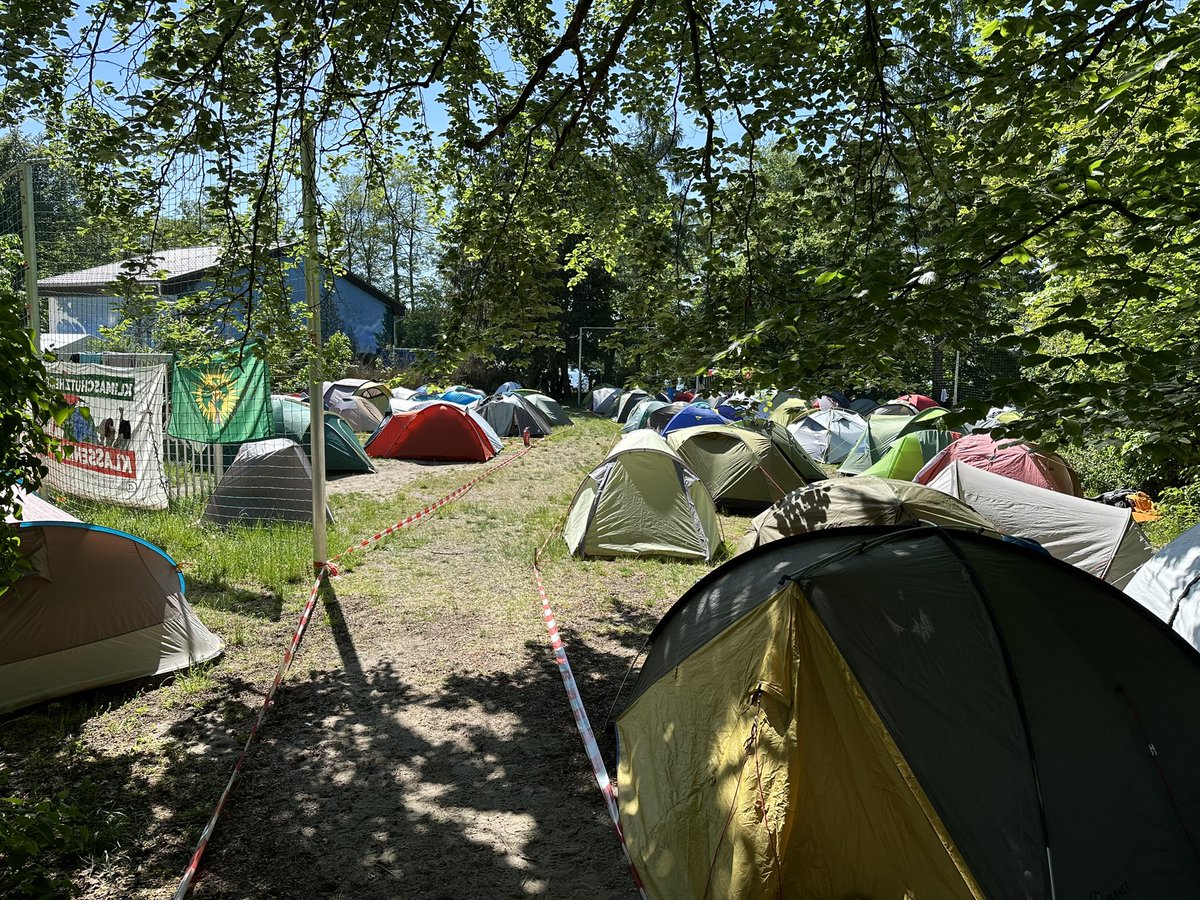 Hundreds of activists from all over Germany and beyond are currently arriving in #Grünheide to protest against #Tesla and automotive capitalism. They are preparing for the actions in a self-organized camp.

#StopTesla