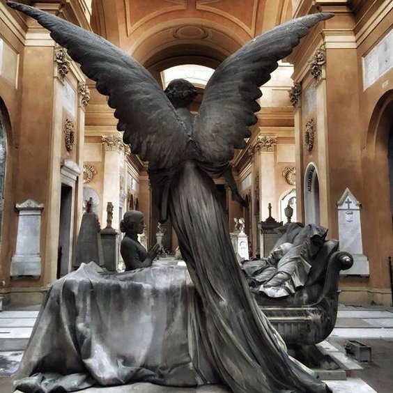 Galería de ángeles en el Cementerio Monumental de Certosa, Bolonia ( Italia) #escultura