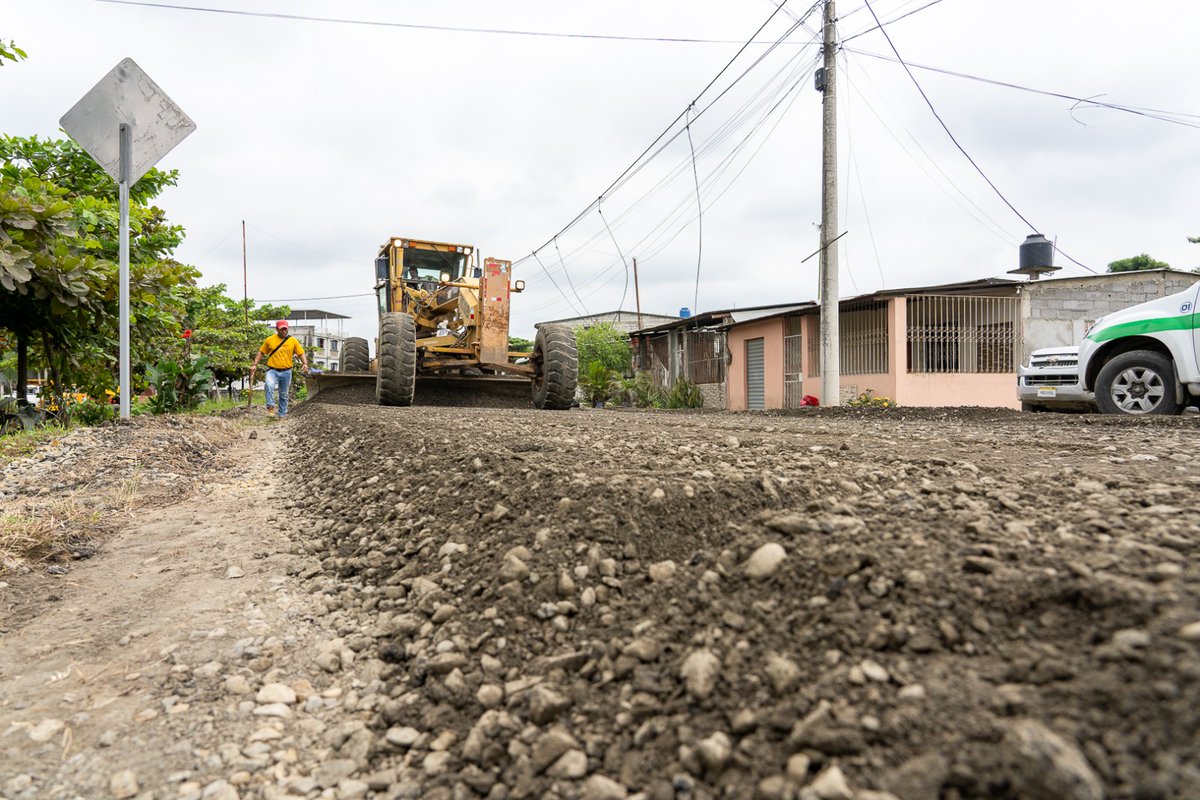 📍Vinces - Palenque La vía de 17 kilómetros, Balzar de Vinces - Puerto Palenque, que conecta a los cantones Vinces y Palenque avanza a buen ritmo. En este momento, estamos realizando la imprimación en el tramo inicial, preparando el terreno para la colocación de la carpeta