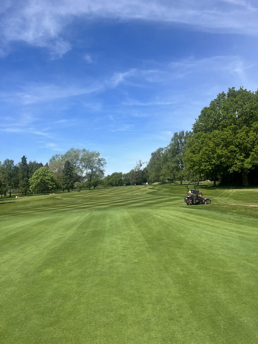 What a turn in weather it has been. Not long ago we 29mm of rain in a day now it’s 23 degrees, @HearsallGC is coming along really good now. Best I’ve seen it this time of the year!😄☀️ #golf #golfcourse #greenkeeper #greenkeeping
