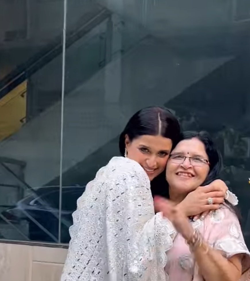 Cutest duo 🤌🏻😍🤍🤍
<a href="/memannara/">Mannara Chopra</a>
#MannaraChopra
#MannaraKiTribe 
#Mannarians