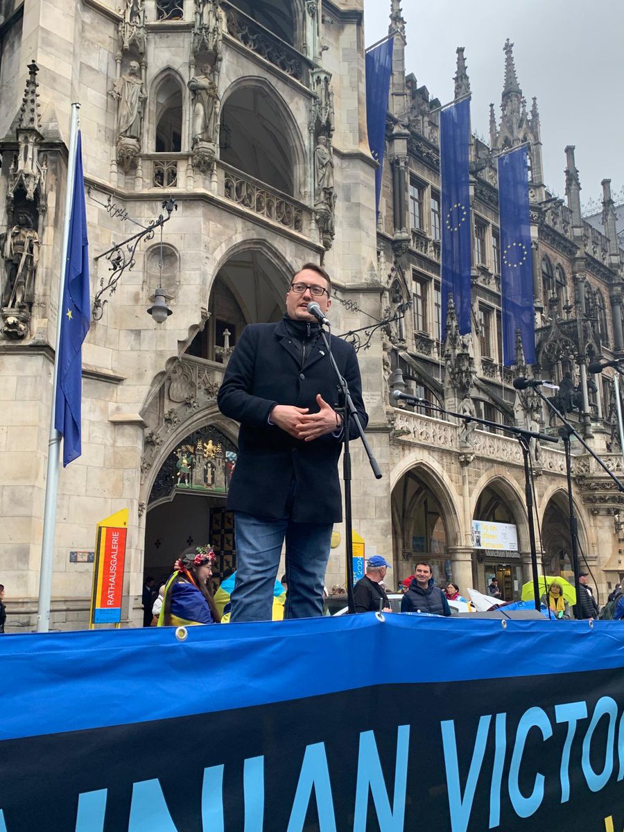 Gestern fand auf dem Marienplatz in #München eine Demo für die #Ukraine statt 🇺🇦 Ich habe in meiner Rede betont, warum es gerade an einem historischen Datum wie dem 8. Mai so wichtig ist, die Ukraine in ihrem Kampf um Freiheit zu unterstützen. Slava Ukraini! 💙💛