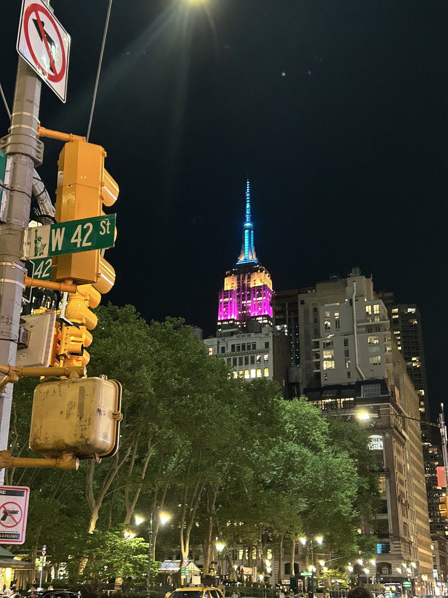 Walked out of @AndJulietBway last night and saw that the @EmpireStateBldg was giving all the vibes 💗🤍🩵💛