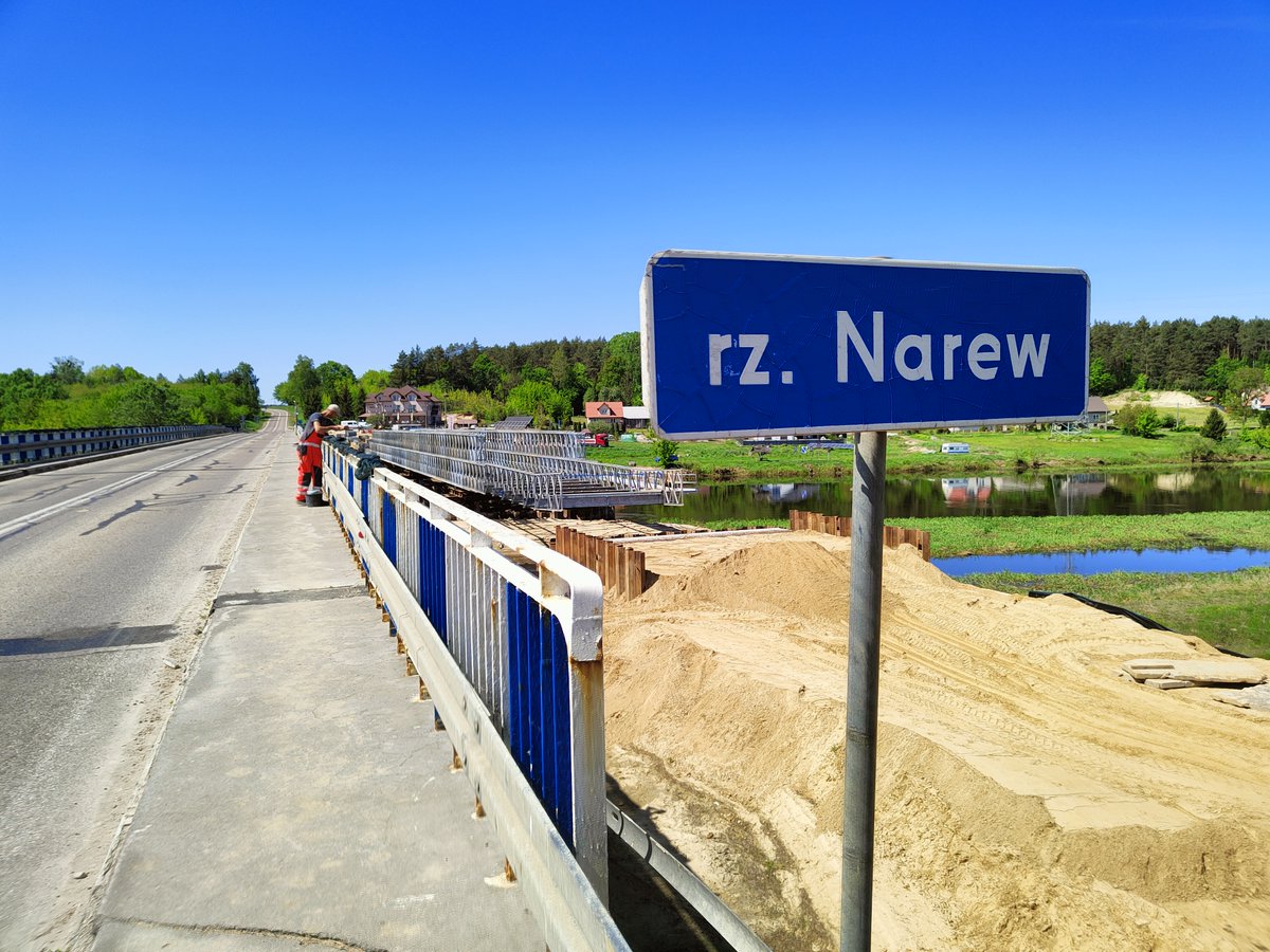 GDDKiA_B_stok's tweet image. Trwa montaż konstrukcji mostu tymczasowego przez Narew w rej. Wizny oraz budowa drogi objazdowej. Po przełożeniu na nią ruchu (poł. czerwca) stara przeprawa na #DK64 zostanie rozebrana. W jej miejscu powstanie nowy obiekt – ma być gotowy w IV kw. 2025 r.