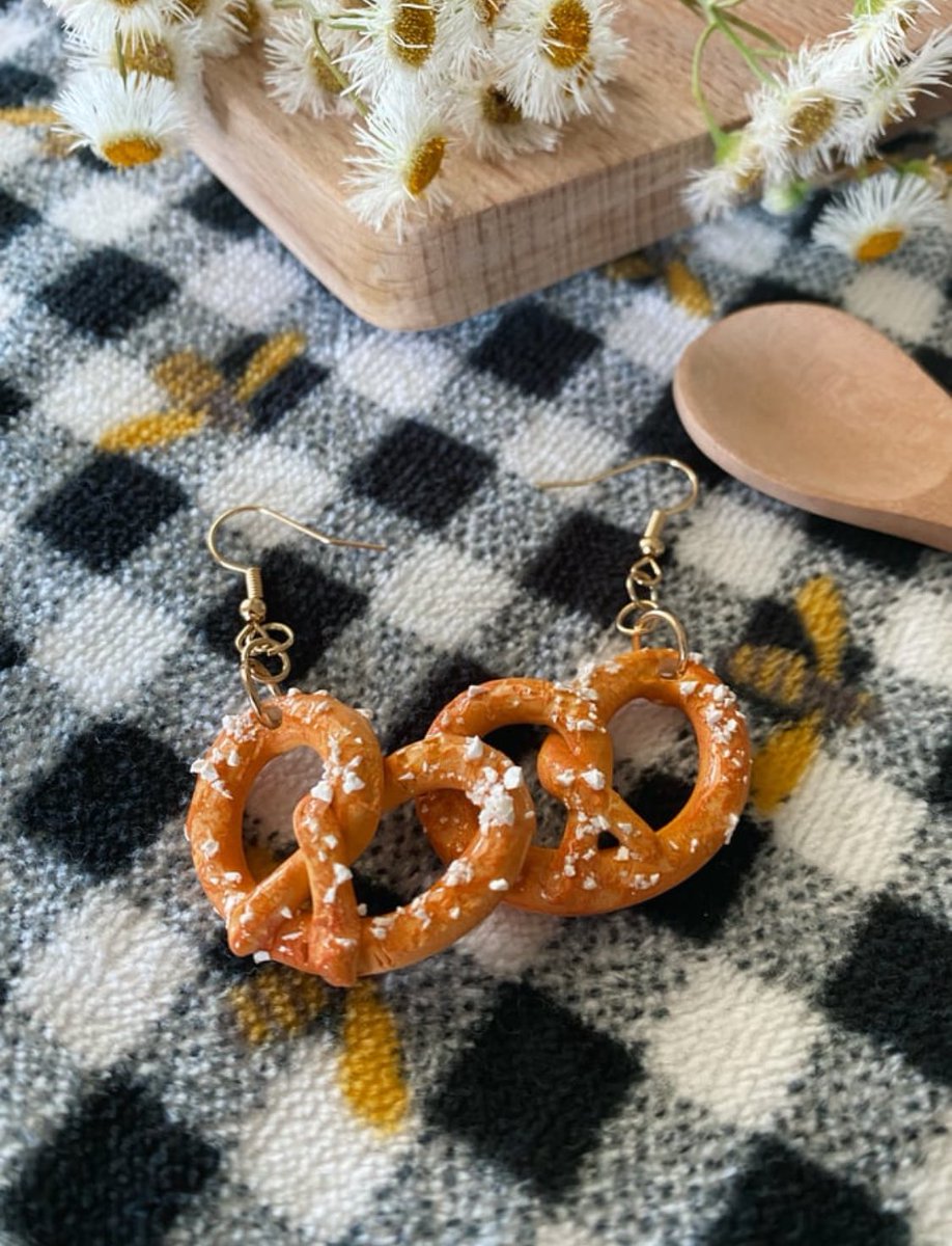 kyaabaird's tweet image. Please consider checking out my shop. I have magnets and earrings available❤️