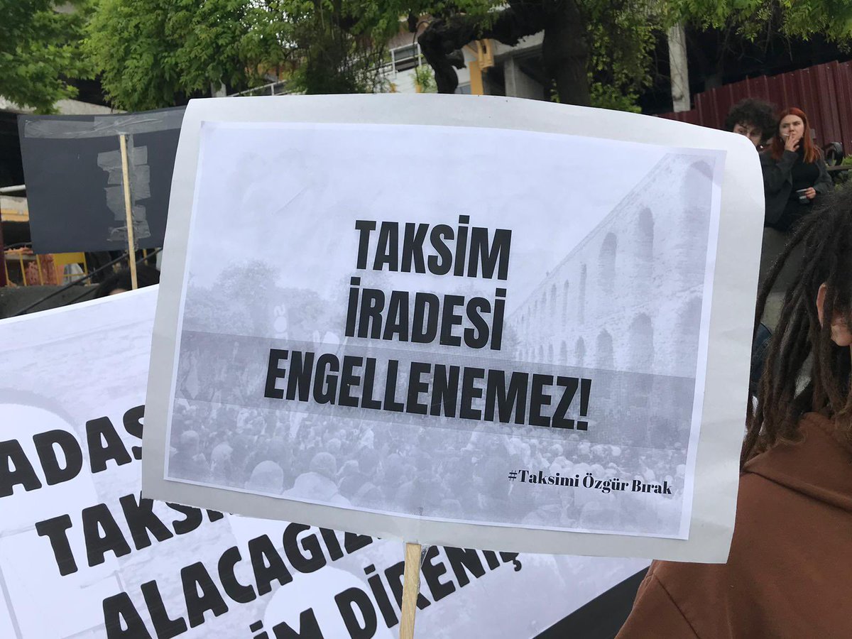 📍Galatasaray Üniversitesi “Arkadaşlarımızı da Taksim’i de ALACAĞIZ! Yaşasın Taksim Direnişimiz!” GSÜ Dayanışma Ağı olarak 1 Mayıs’a katıldığı için tutuklanan arkadaşlarımız için ses çıkarıyoruz. Tutuklanan 49 arkadaşımız için özgürlük istiyoruz! #TaksimiÖzgürBırak