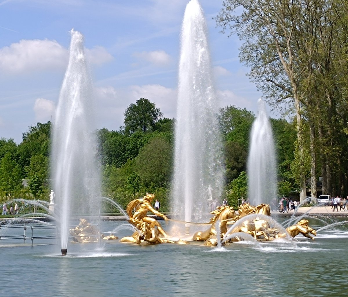 Jardin de Versailles, le bassin d'Apollon sans et avec eau.