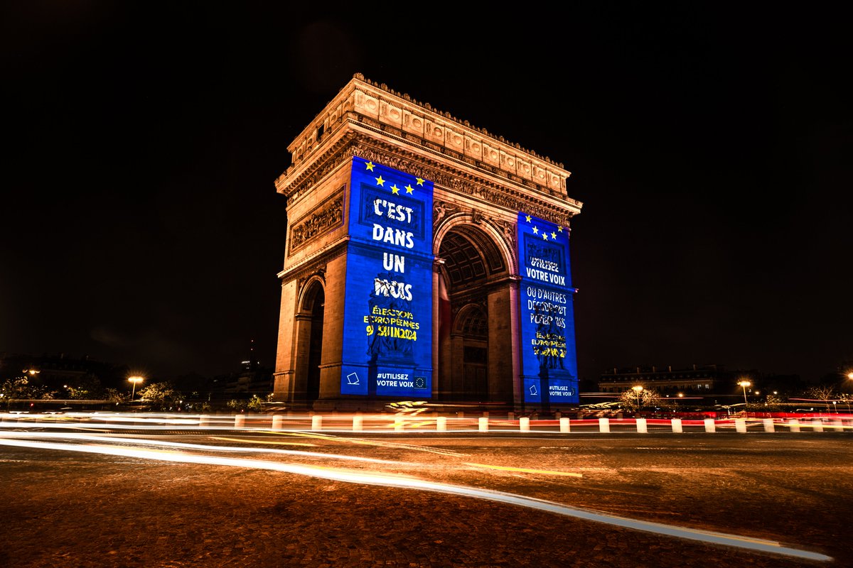 #9mai : L'Arc de Triomphe aux couleurs de l'Europe. Les européistes ne reculent décidément devant rien pour vendre leur camelote. Sur ce monument sont inscrits les noms des généraux de la Révolution et de l'Empire qui se sont battus pour la souveraineté de la France ! #Frexit !