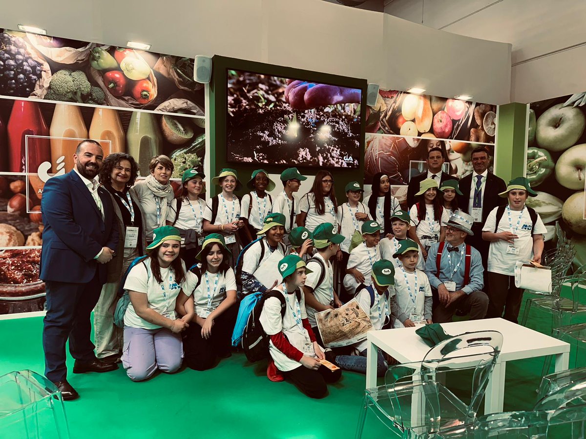 Agia_Cia's tweet photo. Con @Cia_Agricoltura a @MacfrutFiera per "#Acqua da mangiare" progetto @ANBI_Nazionale che sensibilizza i più piccoli all'uso sostenibile di una #risorsa chiave 👱‍♀️💧👨‍🌾
Il presidente nazionale #Agia, @EnricoCalentini: "Importantissimo condividere con nuove #generazioni" https://t.co/I09qPZ9SNk