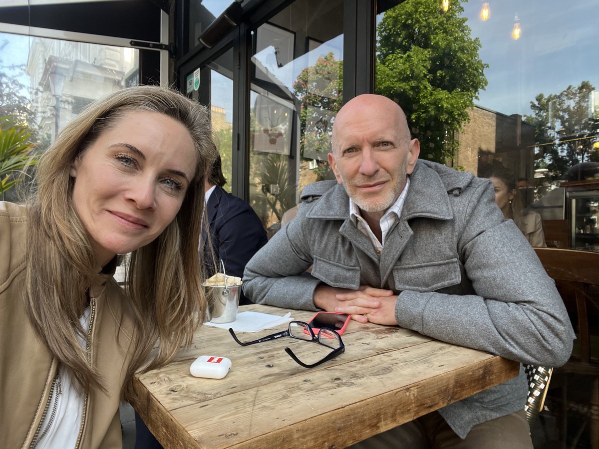 Hard not to feel like an underachiever when in the company of ⁦@simonmontefiore⁩ (especially when you realise that even though you already have so many of his books there are always more left to discover). At our favourite Kensington cafe. ☕️