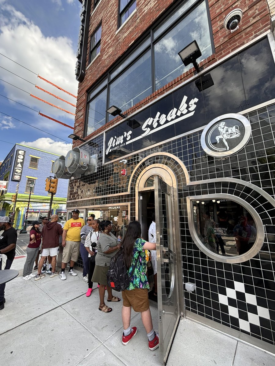 Great to see Jim’s Steaks back! Congrats to the owner Ken and his crew! 

#JimsSteaks #PhillyPd #PhillyPolice