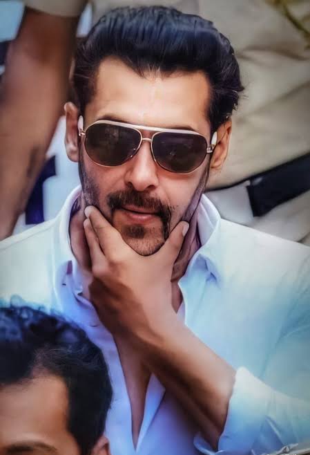 #SalmanKhan carried entire films on his shoulders & effortlessly carried the weight of the storyline. 🔥 So Bhai does not need any heroines to elevate his films to get success. Bhai's screen presence is enough to ignite the big screens.💥 #Sikandar