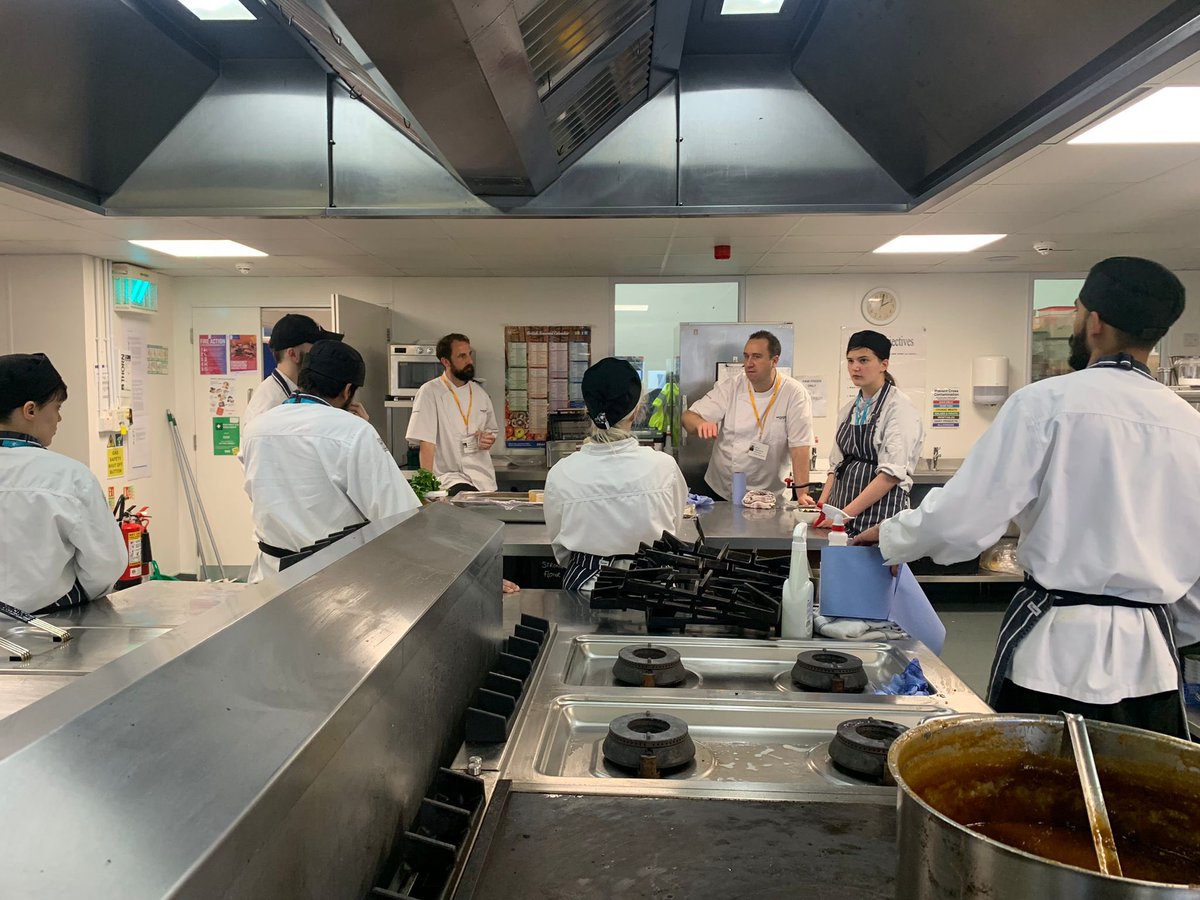 This time last week we myself, Neil Molyneux & @Wadworth took over @NewCollSwindon catering department and cooked with a group of 2nd year students, a lunch for 40 members of the paying public. A great day was had and can’t wait to do it again, sometimes it’s about giving back🙌🏻