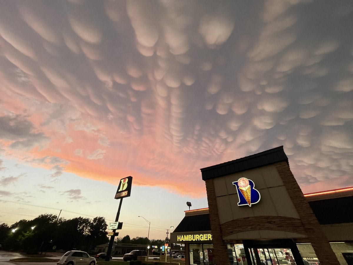 TalkWeatherNow's tweet photo. Hi @Braums_IceCream we aren’t the type to ask for things but we we love to haggle. Would you this photo for 2 BIG chocolate milkshakes. These are called Mammatus clouds and fun fact the word comes from the Latin word Mamma which means udder #TheMoreYouKnow #TradeUp #ARWX https://t.co/ZIqJ1wfbTE