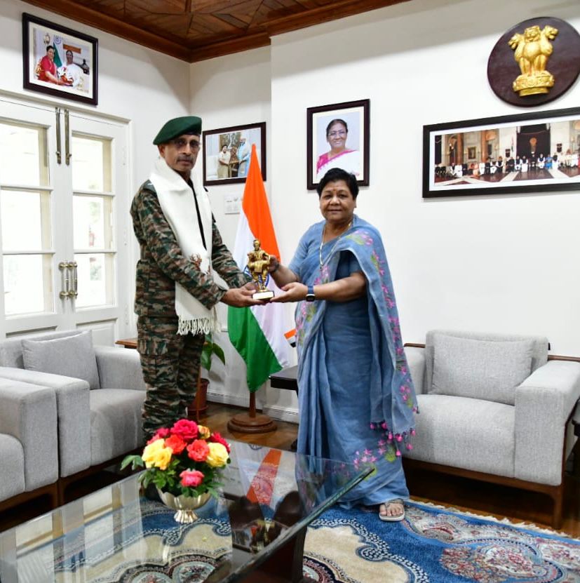 #IndianArmy Lt Gen RC Tiwari, #ArmyCdrEC interacted with the Hon’ble Governor of #Manipur Ms Anusuiya Uikey & discussed the overall security situation. They also dwelt upon aspects related to maintaining stability and ensuring security of the people of Manipur. @adgpi…