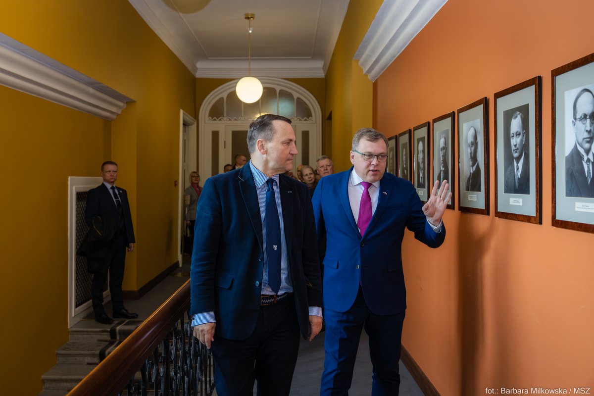 FM @sikorskiradek visited the Estonian Parliament, where he spoke with the Speaker of the @Riigikogu, Lauri Hussar. They discussed strengthening 🇵🇱🇪🇪 relations through bilateral and multilateral cooperation, and providing further assistance to Ukraine.