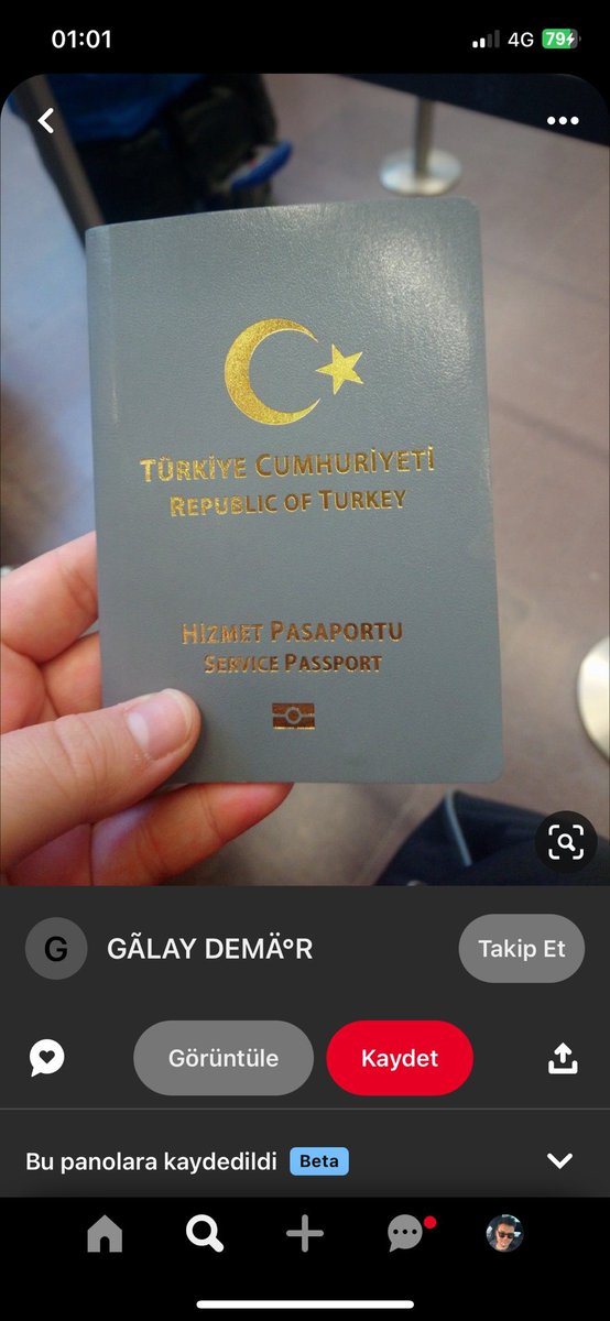 Fotoğraftaki pasaportların Fotoşop olduğunu biliyorum. Gelin göstereyim. Aynı pasaportu diğer Atatürk düşmanı @abdquil hesabını kullanan ve İngiltere’de yaşayıp, Türkiye’de şerait isteyen de paylaştı. Ancak @artsbyfm onun foyasını zamanında ortaya çıkarmıştı! Fotoğrafın…