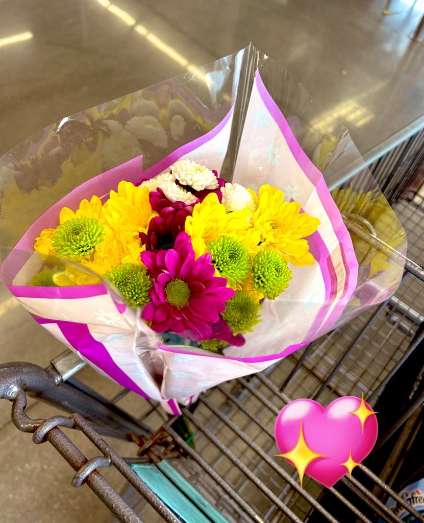 What a sweet surprise at the grocery store! I said hello to a 2nd grade student and introduced myself to his parent. She bought flowers in line for her son to give to me. 🥹❤️ #daymade #GEinspires @Golbowtweets #ArtTeacher