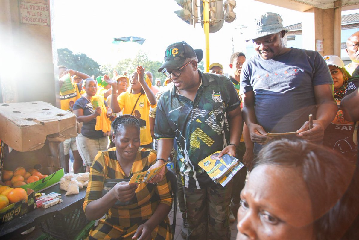 ON THE CAMPAIGN TRAIL ⚫️🟢🟡

This afternoon I led a blitz and walkabout campaign in Kwadukuza, KwaZulu-Natal.
#VoteANC2024
#LetsDoMoreTogether