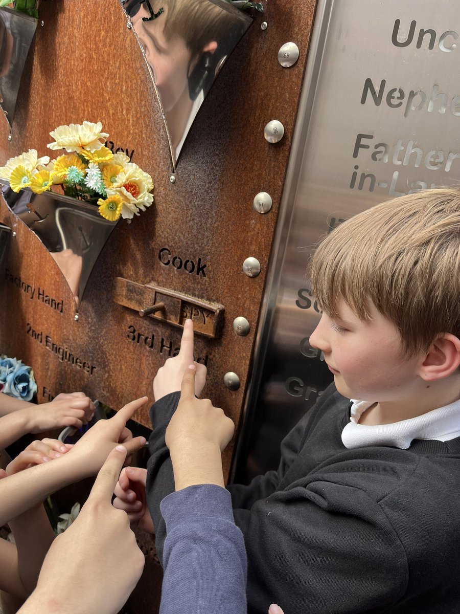 Children from @CollingwoodP_S on a tour of Hull City Centre learning about the city’s rich maritime history. #tripletrawlertragedy #learningcomestolife #raisingaspirations #InspireBelieveAchieve