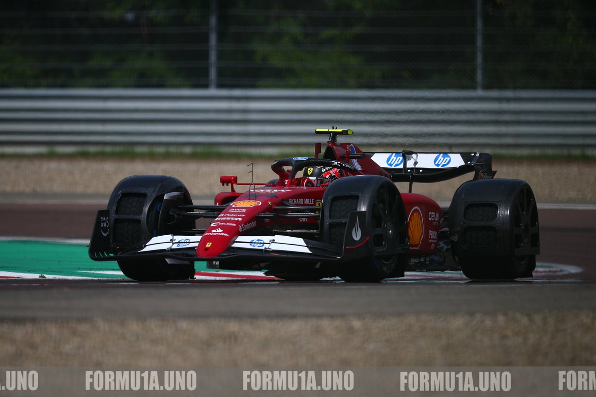 🇮🇹 En el circuito de Fiorano, @ScuderiaFerrari ha probado un nuevo prototipo de guardabarros que ayuda a reducir el Spray en condiciones de lluvia extrema⛈️. 🛞 Los primeros resultados indican que la visibilidad mejora cuando se sigue por detrás a un solo auto. 📸 @formu1a__uno